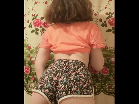 ❤️ Neska gazte sexy galtzak kentzen kameraren aurrean Kalitatezko pornoa gugan ☑