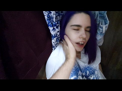 ❤️ Nire ahizpa armairuan aurkitu eta lagundu zion esperma Kalitatezko pornoa gugan ☑