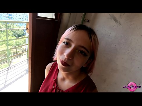 ❤️ Ikasle sentsuak arrotz bat zurrupatzen du kanpoaldean - Cum On His Face Kalitatezko pornoa gugan ☑
